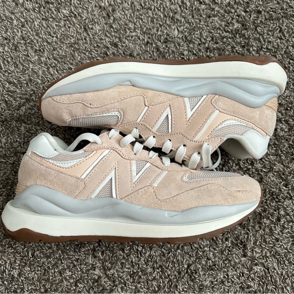 Womens New Balance Shoes 5740 size 9 womens - used condition.
